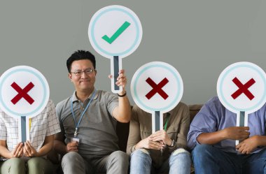 Bir grup insan doğru ve yanlış simgeler holding