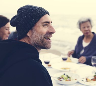 Olgun arkadaşlarım sahilde şarap içme