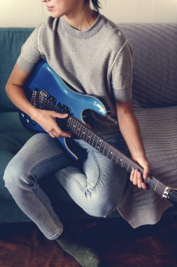 Kadın oyun gitar kavramı