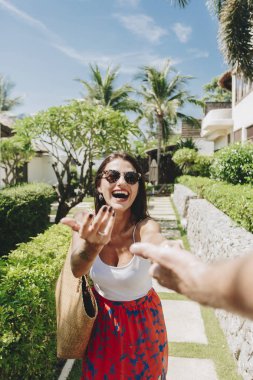 Kocası karısını bir tatile takip