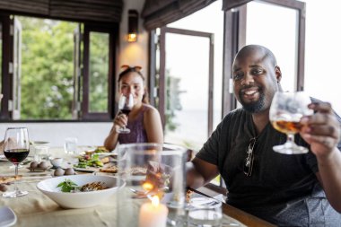 Bir restoranda kutlama arkadaş grubu