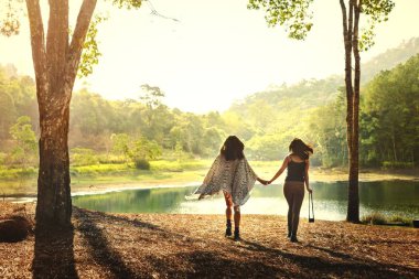 Arkadaşlar ormanda takılıyor.