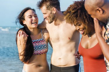 Farklı arkadaş plajda eğlenmek