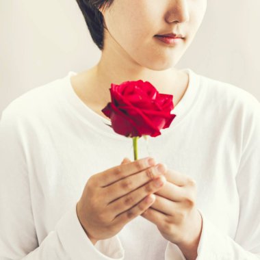 Asyalı kız holding kırmızı gül