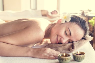 Kadın ile bitkisel masaj rahatlatıcı