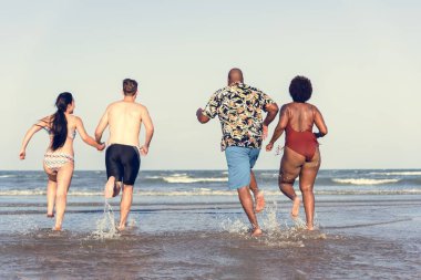 Farklı arkadaş plajda eğlenmek