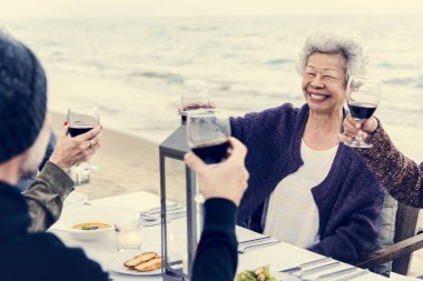 Olgun arkadaşlarım sahilde şarap içme