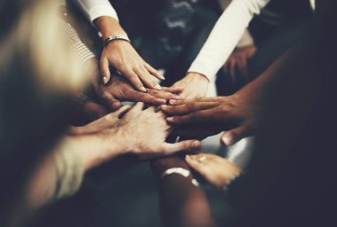 İnsanlar birlikte bir ekip olarak katılma