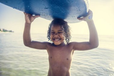 Plajda oynayan küçük çocuk