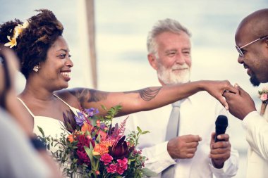 Afrika kökenli Amerikalı çift sahilde evleniyor