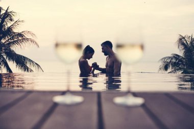 Romantik bir gün batımı zevk çift