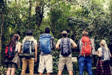 Birlikte bir ormanda yürüyüş