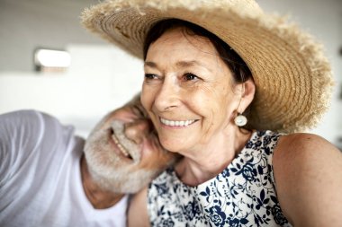 Güzel Olgun çift romantik tatil