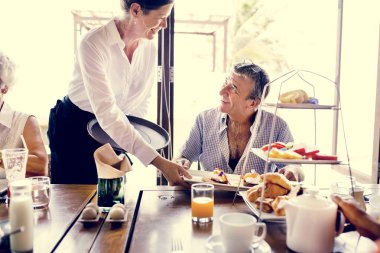 Otel garson yemek servisi