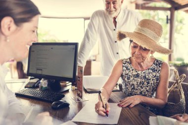 Konuklar otele check-in