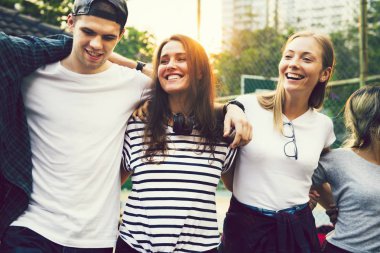 Mutlu arkadaş yaz aylarında eğleniyor