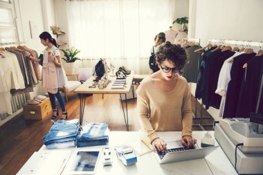 Bir moda butik çalışan kadın