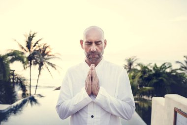 Havuzun yanında Yoga uygulamak kıdemli yetişkin