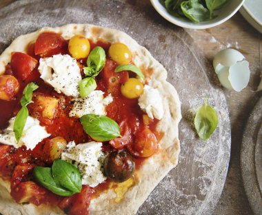 Ev yapımı pizza yemek fotoğraf tarifi fikir