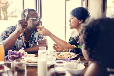Konuklar otel restoranında kahvaltı