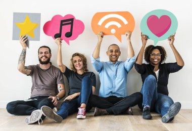 Sosyal Medya Icons tutan çeşitli arkadaşlar