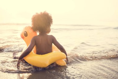 Şirin bebek sahilde ördek tuplü