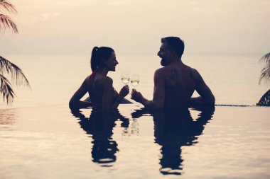 Romantik bir gün batımı zevk çift