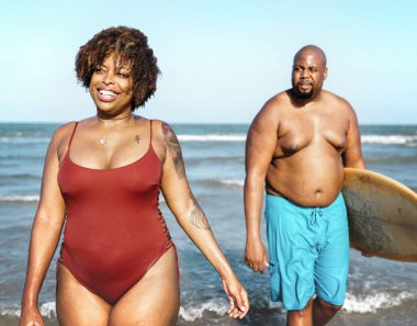 Güzel bir plaj, sörfçü