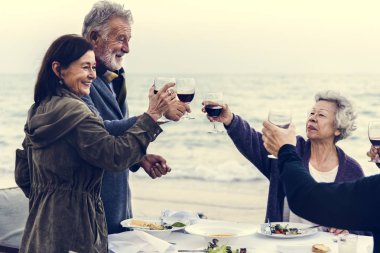 Olgun arkadaşlarım sahilde şarap içme