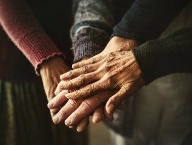 Yaşlı grup arkadaşıyla birlikte eller istifleme
