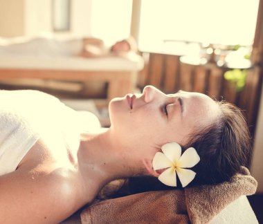 Kafkas kadın ile bitkisel masaj rahatlatıcı