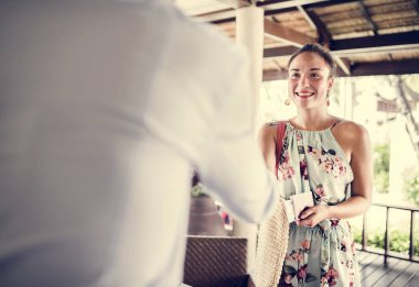 Konuklar otele check-in