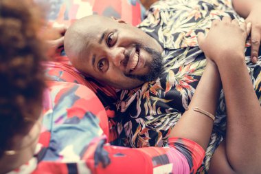 Afrika kökenli Amerikalı çift bir yatak üzerinde rahatlatıcı