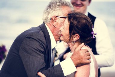 Üst düzey çift sahilde evleniyor