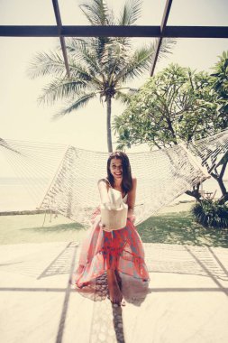 Plajda bir hamakta oturan kadın