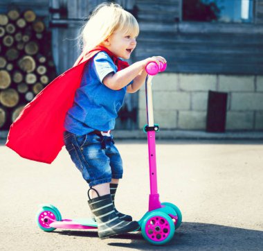 Bir süper kahraman gibi uçan çocuk