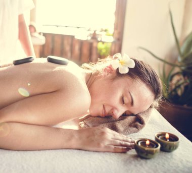 Masaj Terapisi arkadaki taşlarla kadında