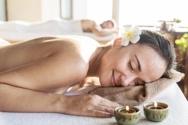 Kadın ile bitkisel masaj rahatlatıcı