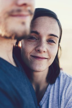 Vahşi doğada birlikte yürüyüş yapan bir çift.