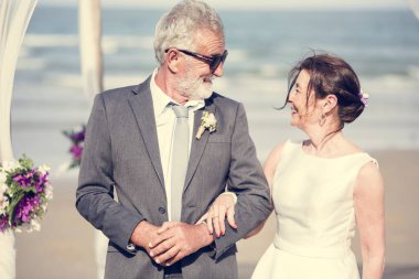 Üst düzey çift sahilde evleniyor