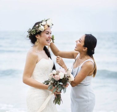 Plajda neşeli gelin