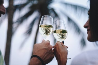 Kumsalda şarap içen çift.