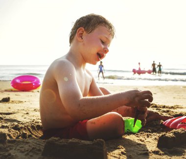 Sahilde oynayan çocuklar.