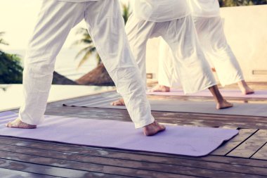 Grup pratik yoga havuzun yanında yaşlılar