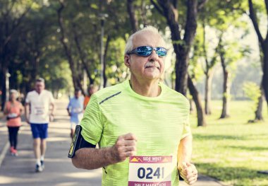 Parkta, yarış kazanan gözlüklü adam çalışan üst düzey sporcular insanlar 