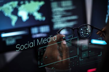 göz giyim tutarak ve bilgisayar monitörü sosyal medya bildirim ile oturan kişi eller 