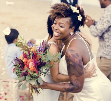 Afrikalı gelin arkadaşı sarılma