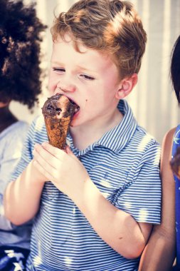 Çikolatalı dondurma sahip şirin çocuk