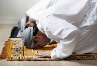 Müslüman erkekler ramazan boyunca dua