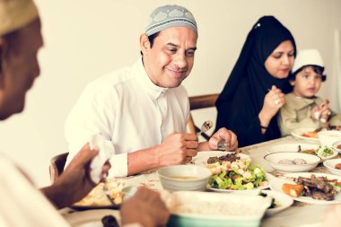Müslüman bir aile Ramazan ziyafeti çekiyor